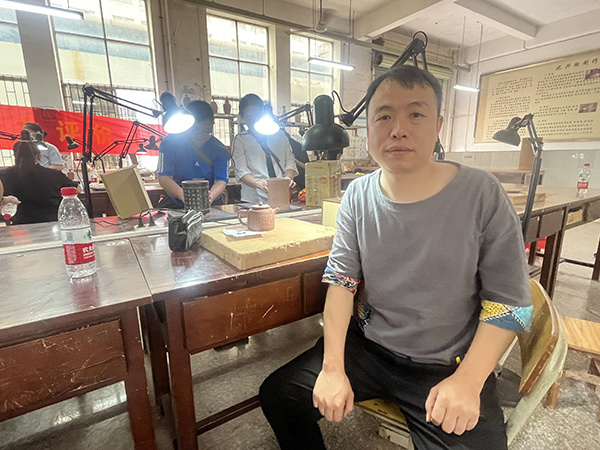 坭兴陶大师上官清吉获评为一级陶瓷装饰工高级技师