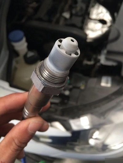 关于汽车氧传感器信号电压过高的可能原因,首先,高燃油压力,真空泄露
