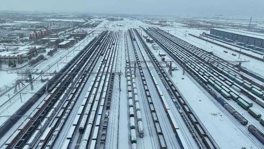 今年阿拉山口铁路口岸通行中欧(中亚)班列突破1000列