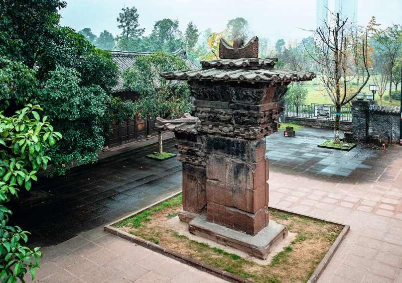 阙身刻有汉高祖斩蛇起义,季札挂剑,师旷鼓琴等多个历史故事.