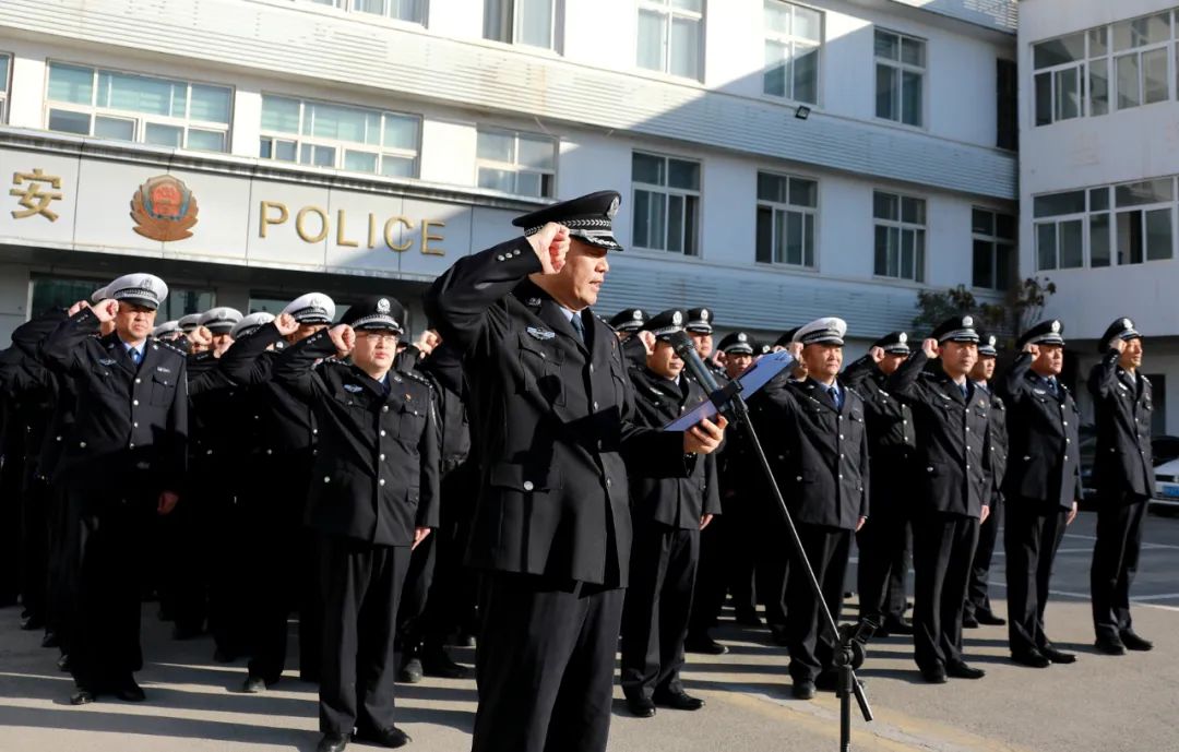 12月3日上午,曹县公安局组织开展《公安机关人民警察誓词》宣誓活动