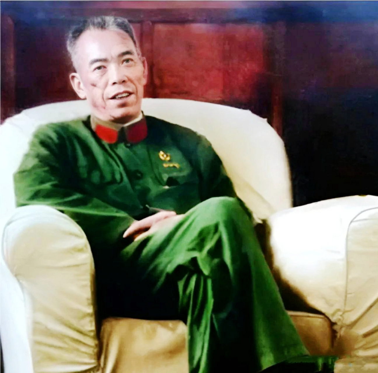 1983年,70岁的梁兴初将军坐在沙发上的照片.见他翘着二郎腿,神色满意.