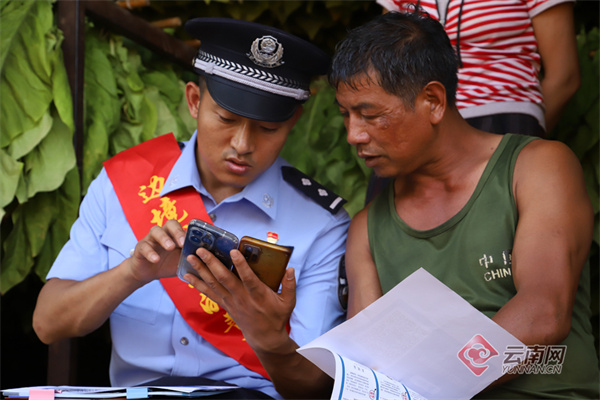 云南德宏:"空中警察"硬核喊话 普法宣传飞"上天"