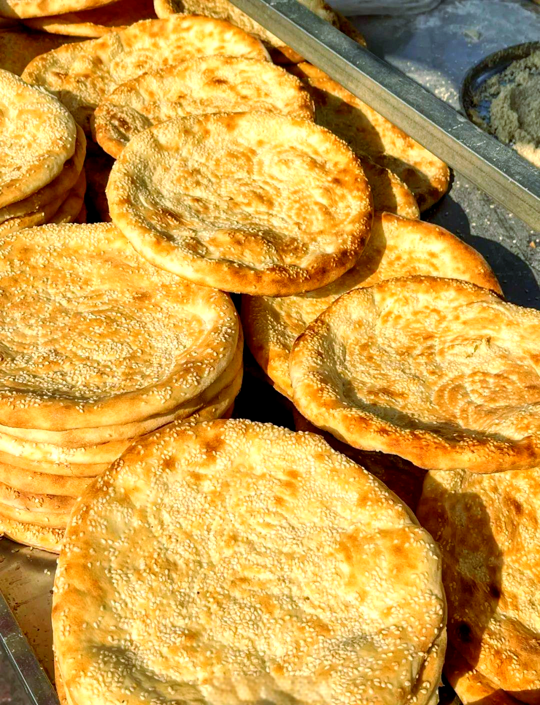 探秘新疆馕饼:巨大美味,多种吃法等你来尝
