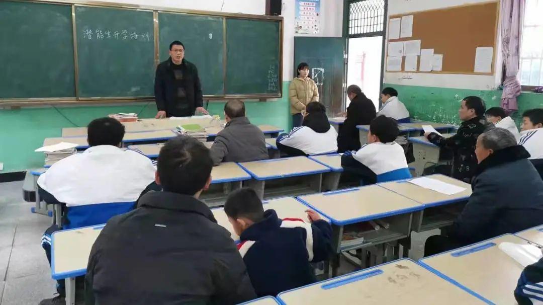 紫湖初中开展潜能生帮扶教育活动