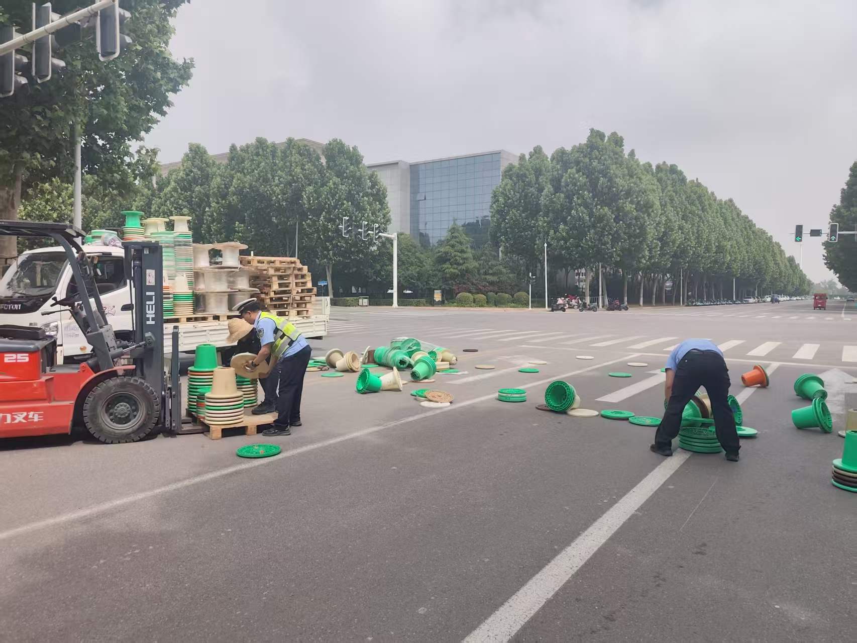 鹤壁交警及时清理散落货物 保障道路安全畅通