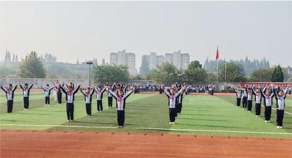 庐江白湖中学小学部举行校园广播体操比赛,展现学生精神风貌