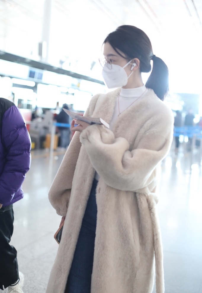 28岁陈瑶穿白色毛绒大衣走机场,扎低马尾发型,温柔又恬静!