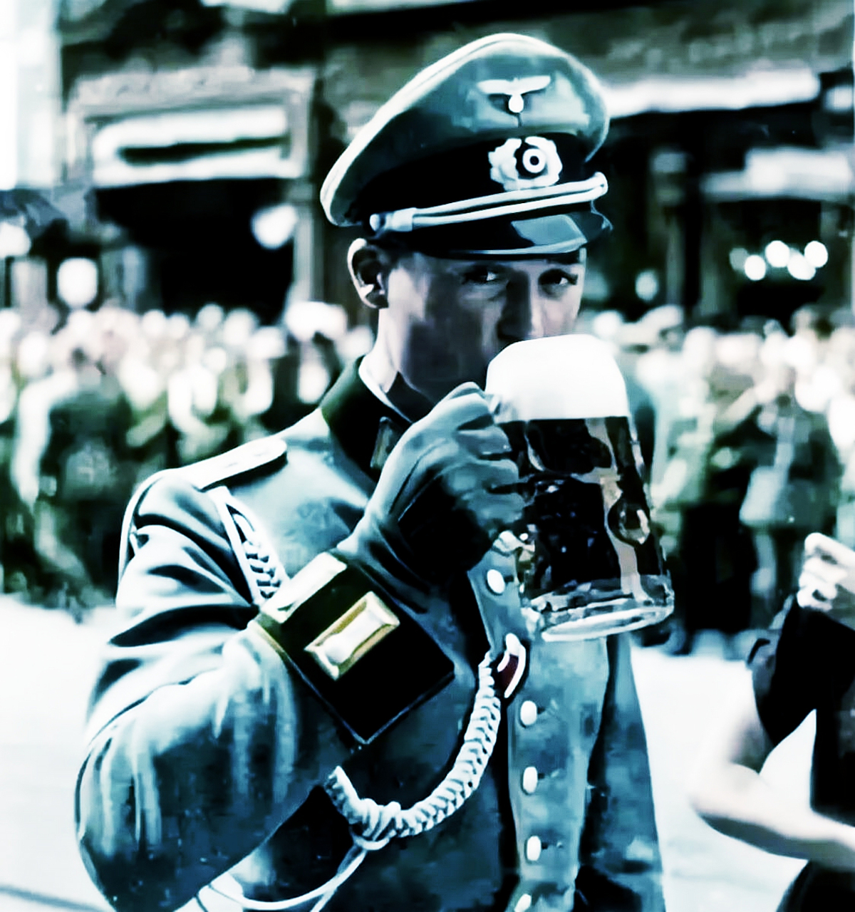 二战德军军官在街边喝啤酒的照片.在德国人眼里,啤酒和面包一样重要.