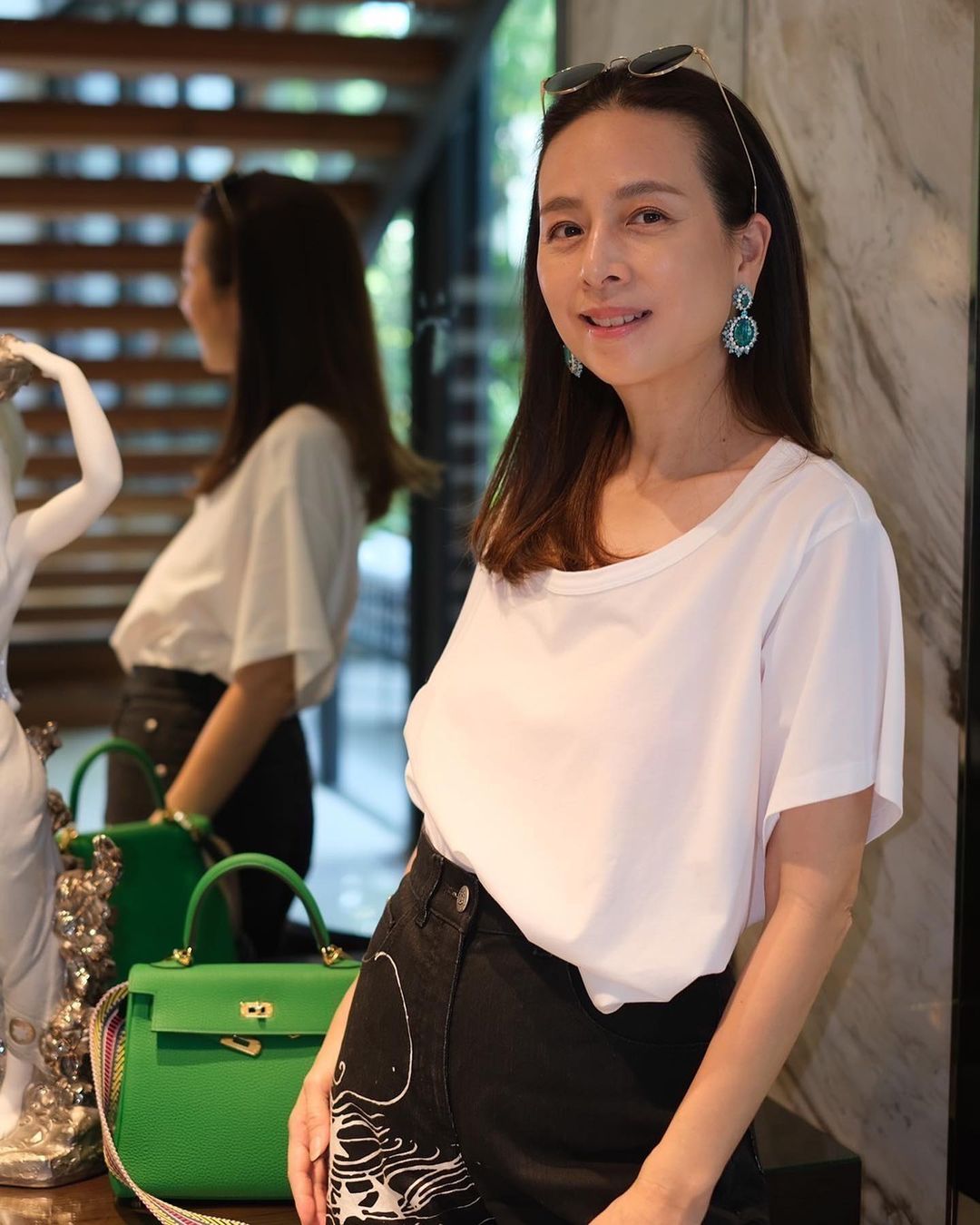 泰国华裔富婆伍伦盼,穿白t恤拎爱马仕,华丽宝石耳环好闪耀