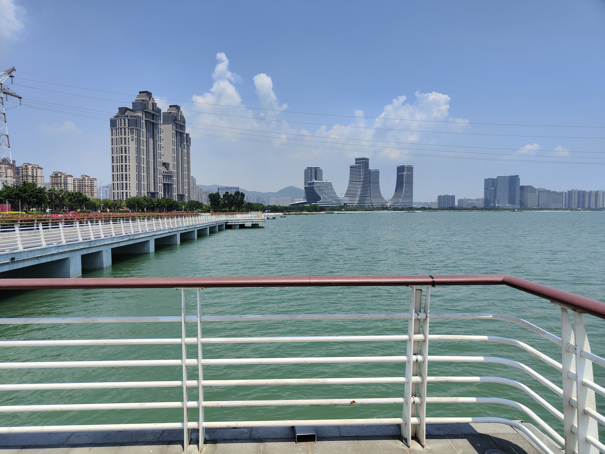 海沧湾是一座沿海湾线打造出的带状公园,厦门旅游的绝佳地方
