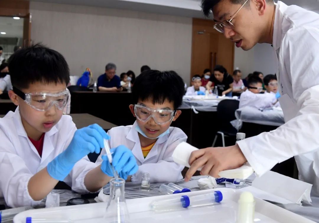 做"大象牙膏"体验"神奇化学"——科普交易"首单"变"首课" 在暑假"首日