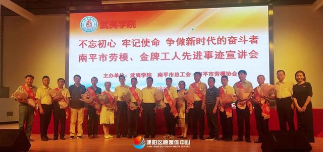 李荣正代表:争当科技"播火人 铺就乡村"致富路"