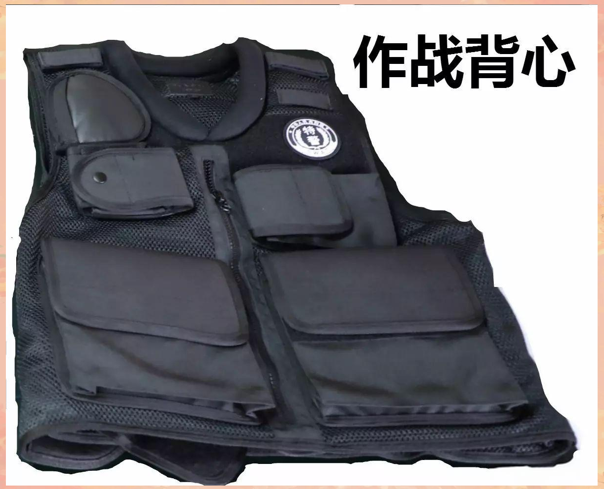 特警们在执行任务时,身上穿着的特警作战背心,也是他们不可或缺的装备