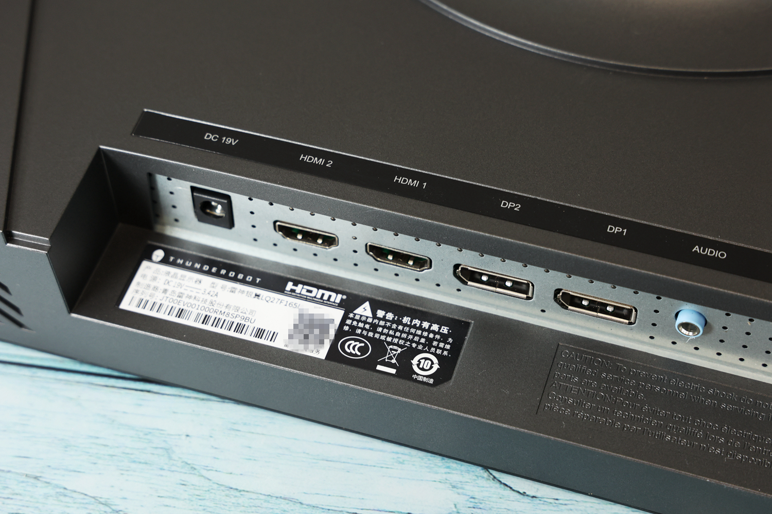 这是一台输入信号接口拉满的显示器.