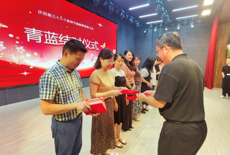 颂美烛光争绽放 一句师德守终生——漆桥中心小学召开庆祝第38个教师