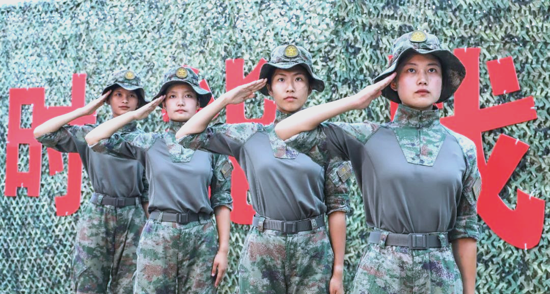 第74集团军官兵换上21式丛林迷彩蛙服