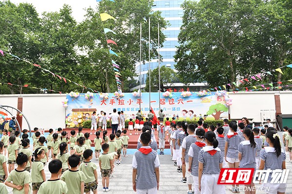 湖南省军区幼儿园开展"大手牵小手,一起过六一"主题庆祝活动