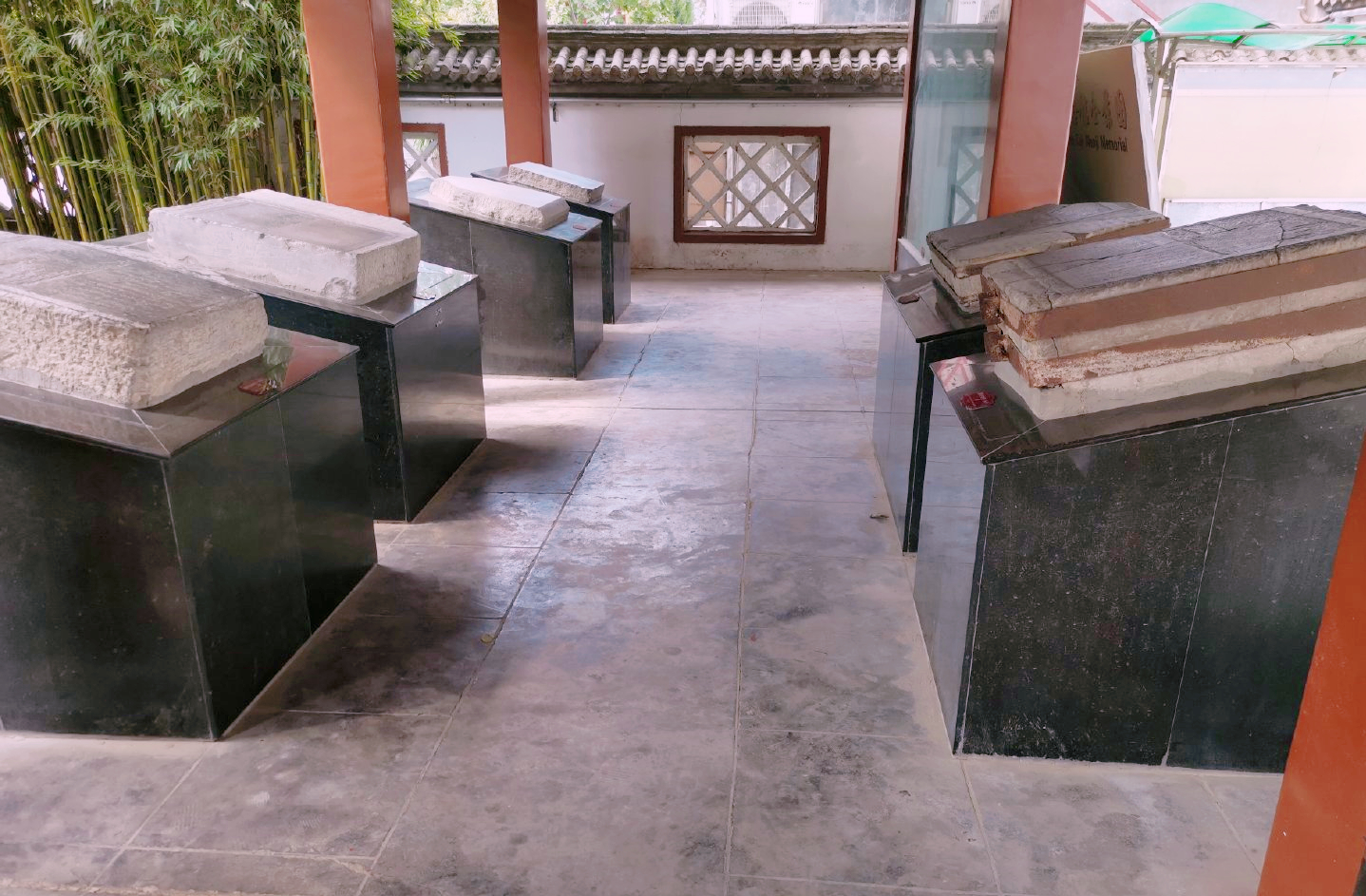 西安郊外一村子,村民世代守护一个小坟包,墓主人曾艳名天下