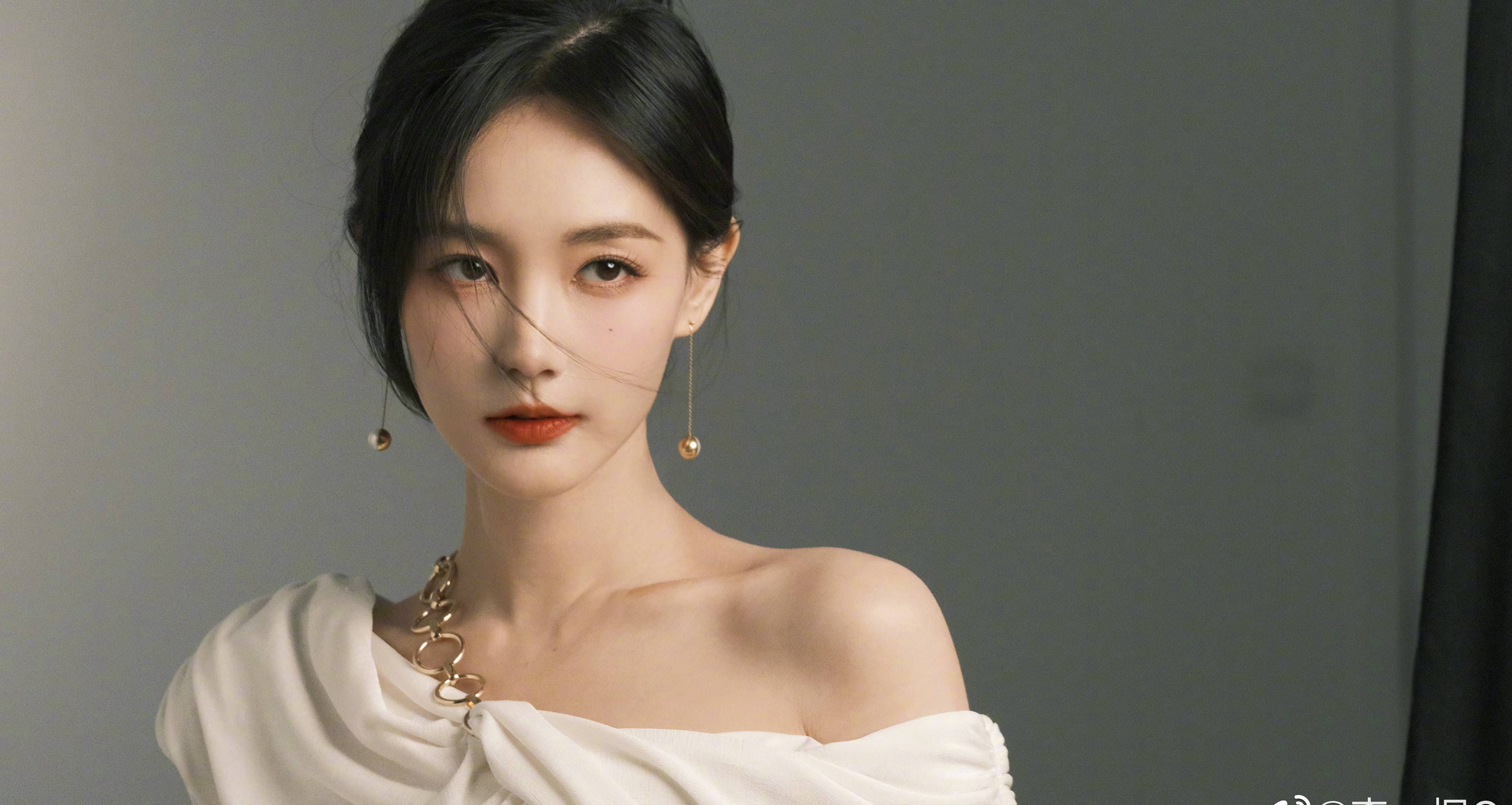 李一桐一字斜肩连衣裙写真