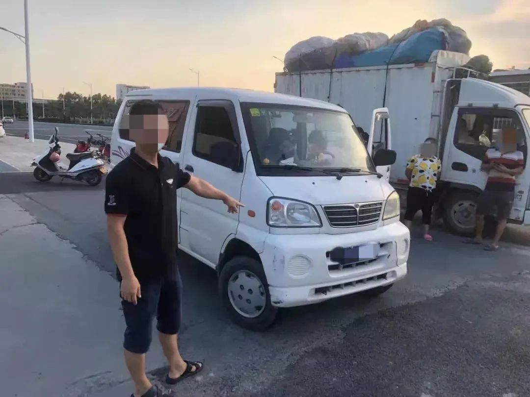 核载7人,实载10人;号牌为粤v/j65xx的小客车 核载7人,实载17人.