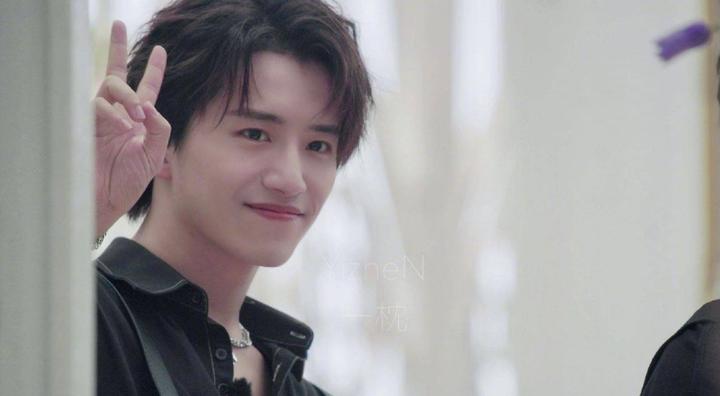 经纪人婚礼现场给伯远拉票为什么会上热搜?大家如何评论的?