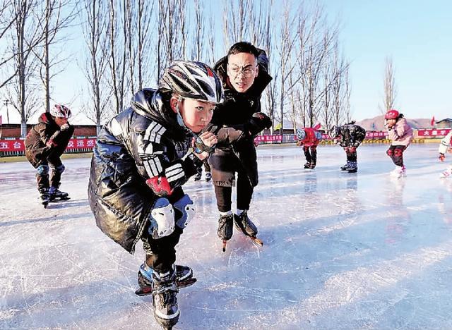 农村小孩滑冰图片图片