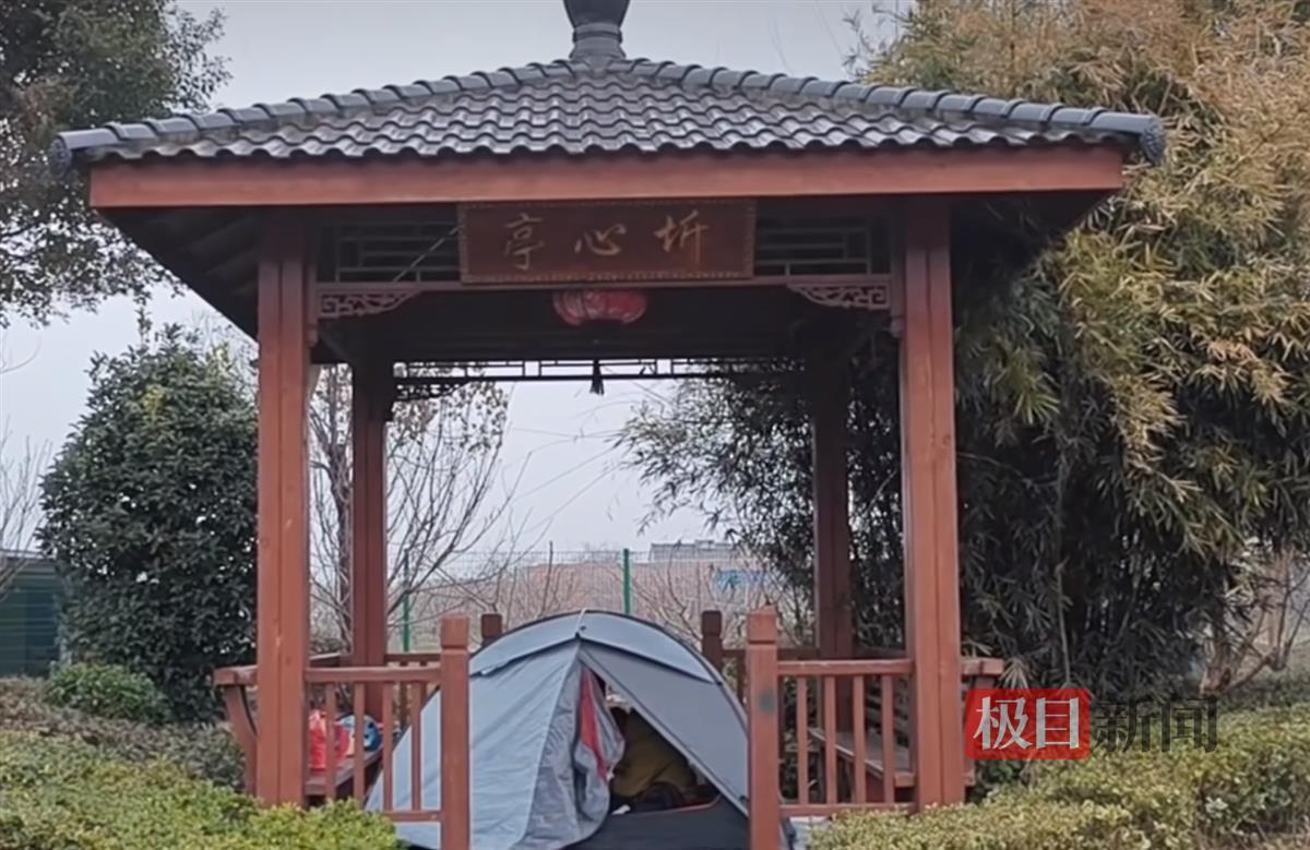 一邊颳著狂風,毛毛雨一邊打在臉上,我逐漸感覺蹬自行車的腳開始發麻