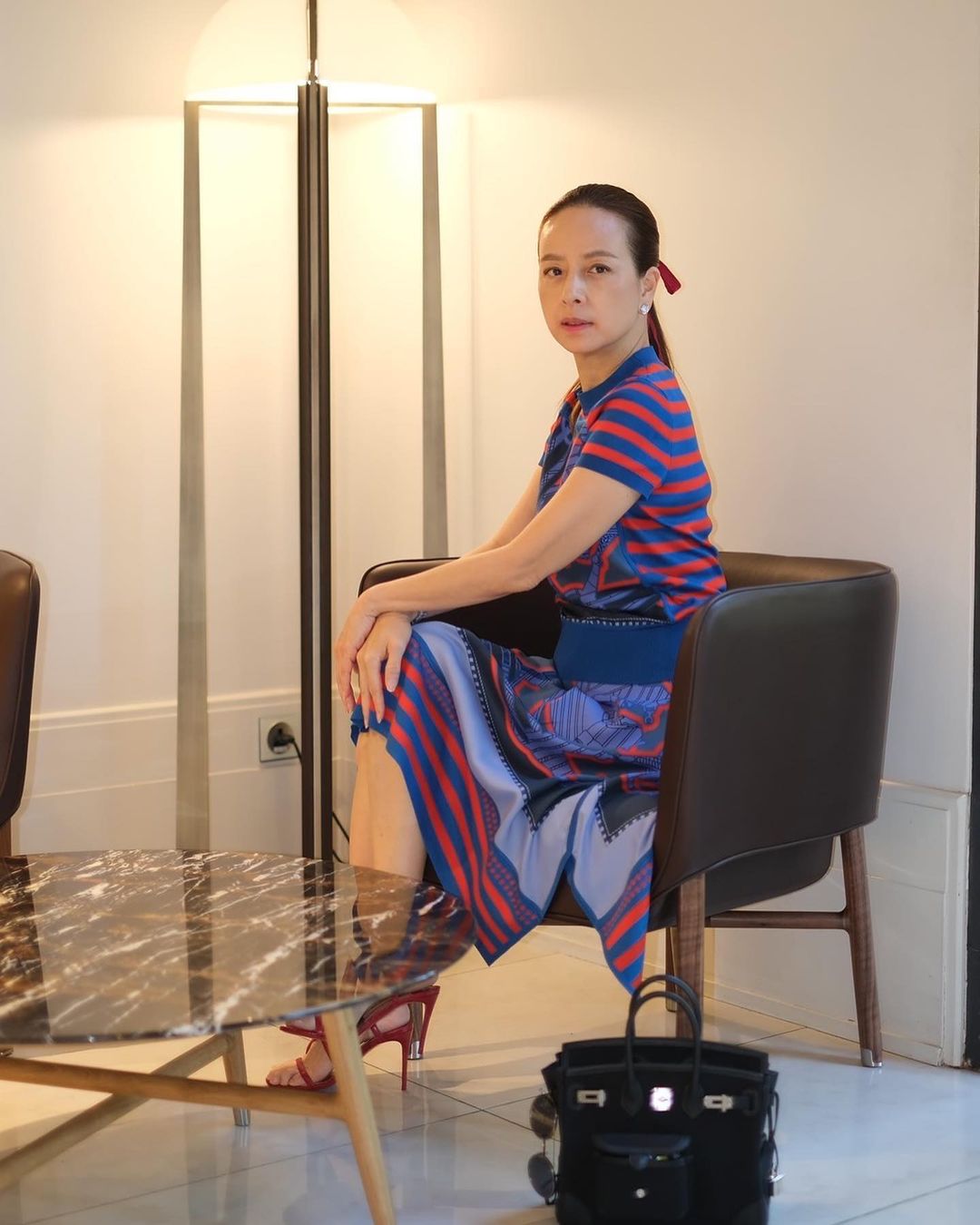 泰国华裔"冻龄美人"伍伦盼,爱马仕放地上挺壕,55岁名媛范很足