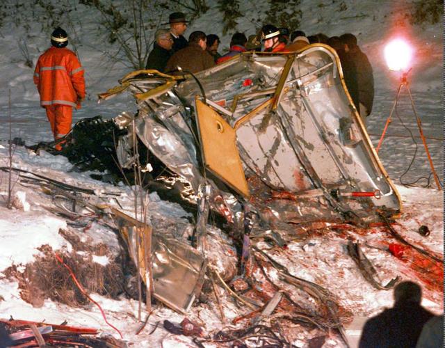 卡瓦莱塞惨案:美国战机切断缆车钢索,20人从80米高空摔落致死