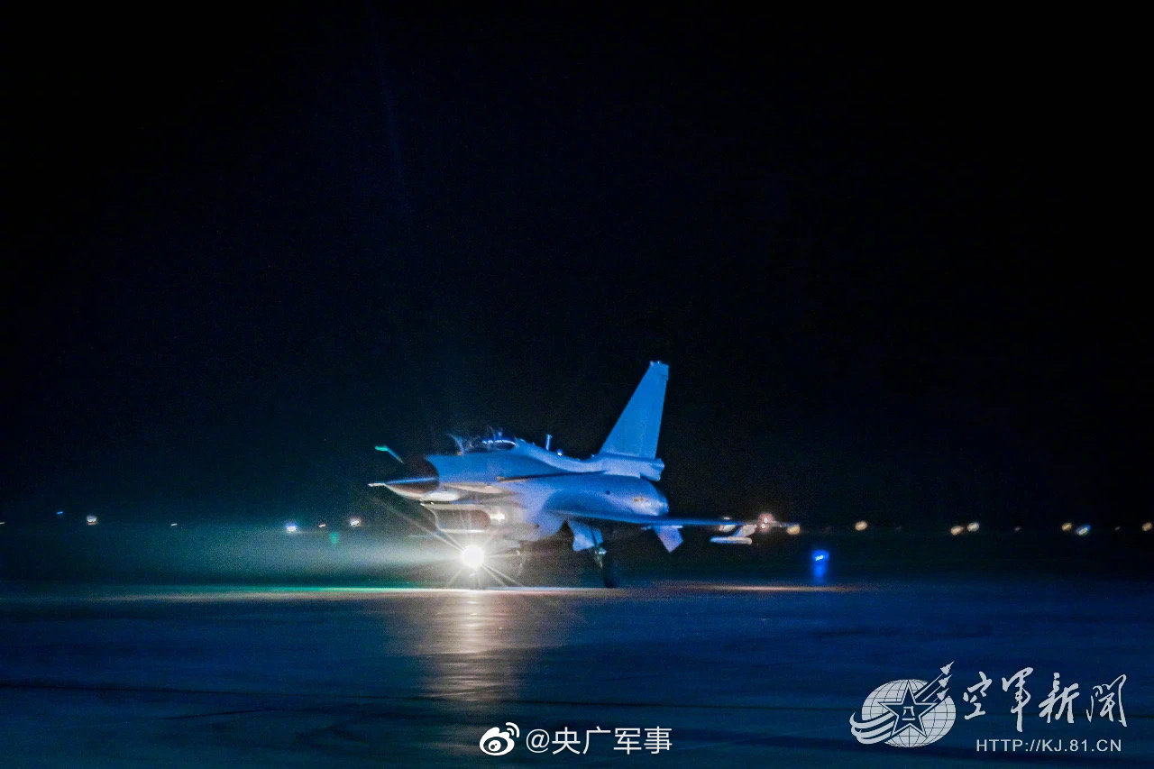 战鹰列阵!航空兵夜间飞行训练现场