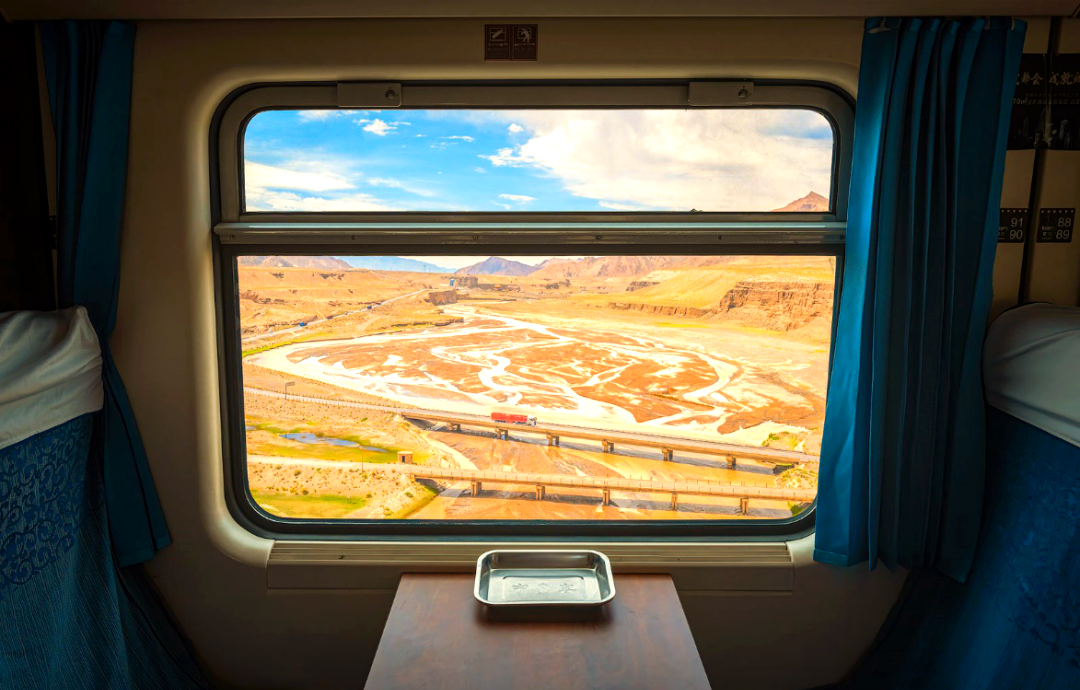 惊艳网友的"火车车窗外的中国",背后蕴含着怎样的故事?