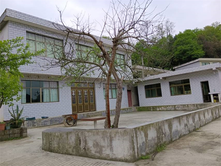 息烽县小寨坝镇:用活交易平台,"治房"有方靓化村庄