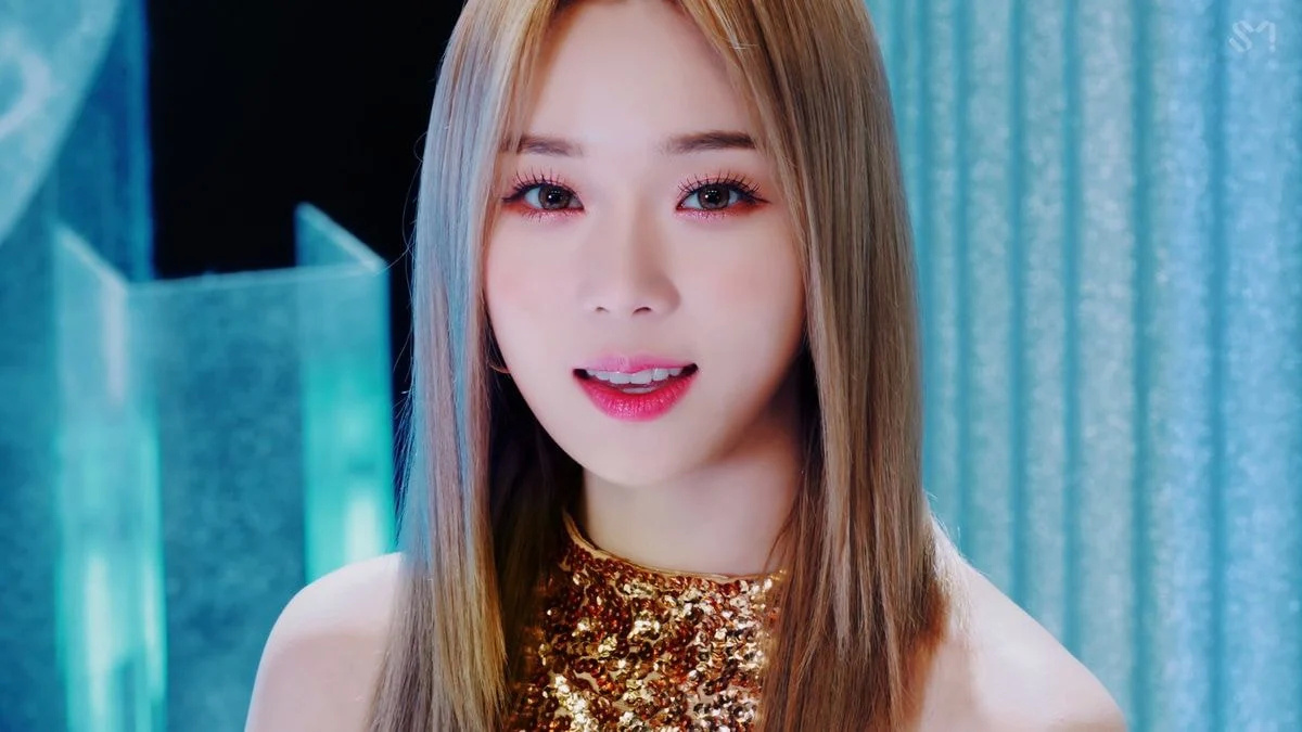 新歌mv中颜值和音色都反响超级好的aespa金玟庭