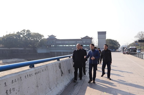 翁文杰到钱塘江边开展河长制巡河工作
