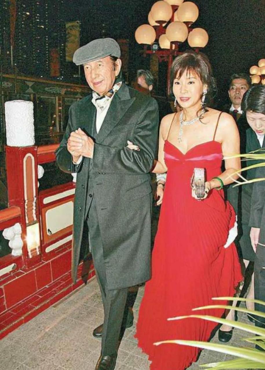 三太陈婉珍穿衣品味比四太梁安琪好呀!身材玲珑有致,风韵十足!