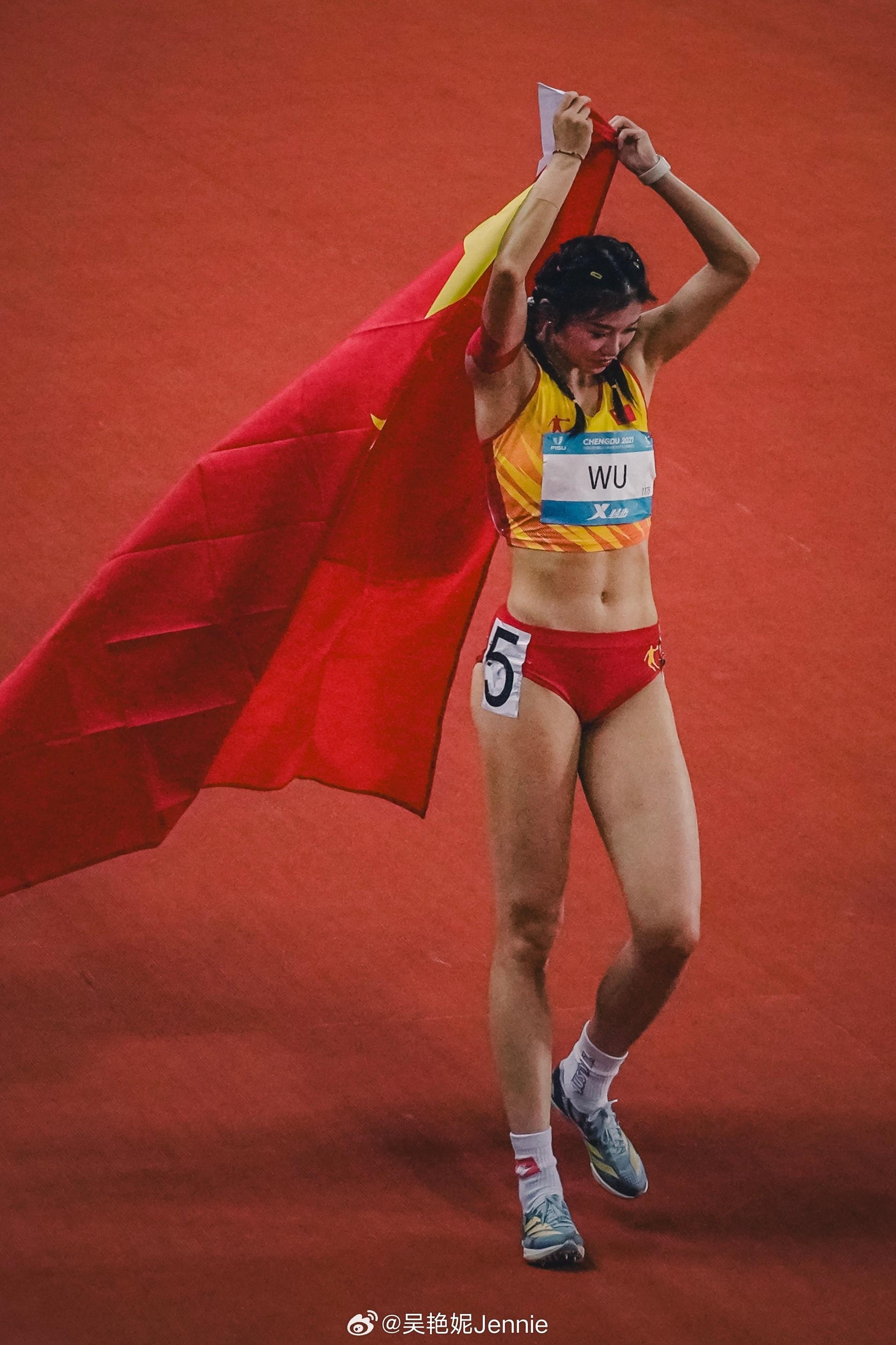跨栏女神吴艳妮晒照总结大运会征程,称2024年巴黎奥运会见,"绯闻男友"