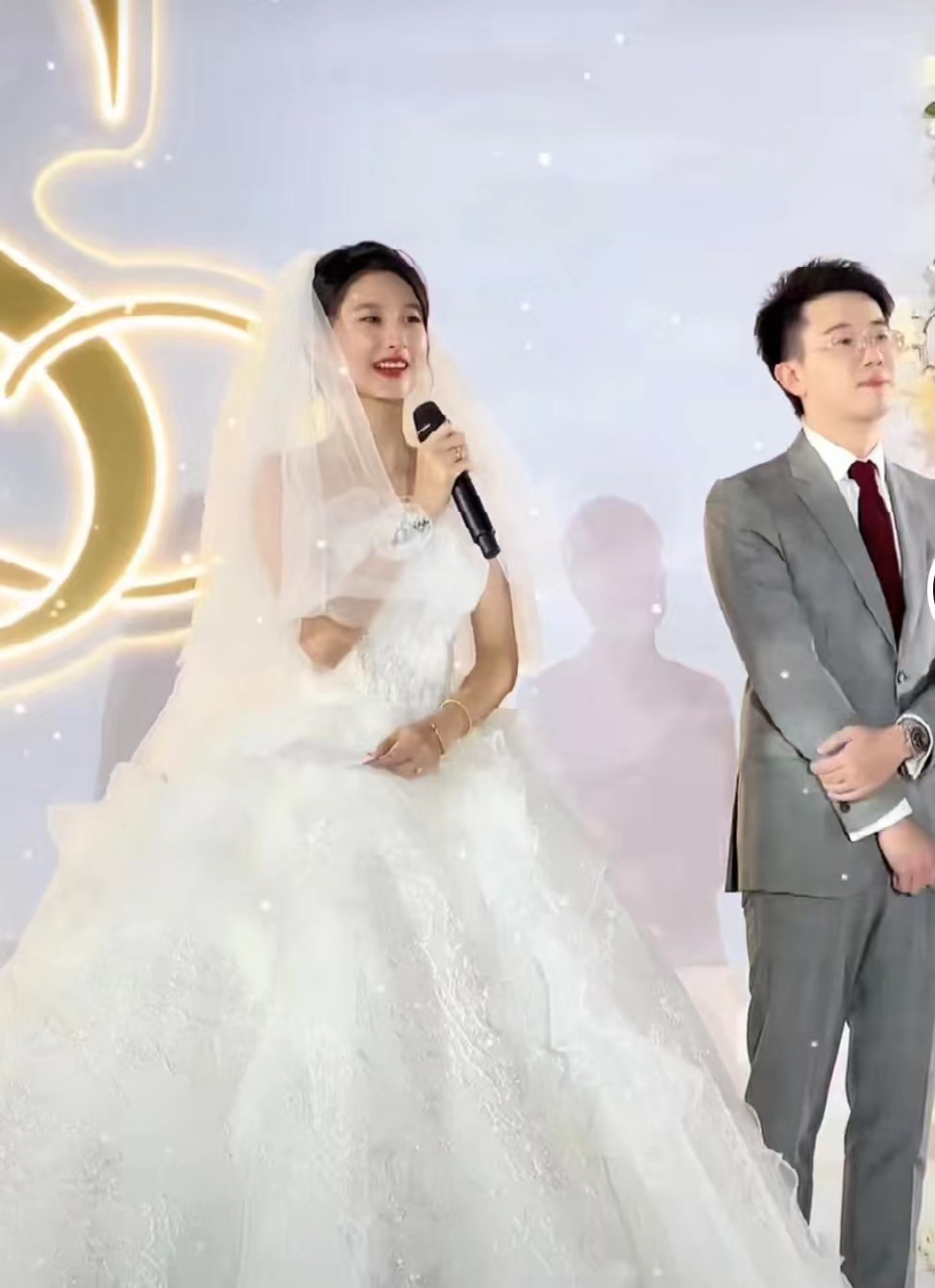 26岁网红车模苏宁生子,去年与摄影师结婚,一家三口温馨画面