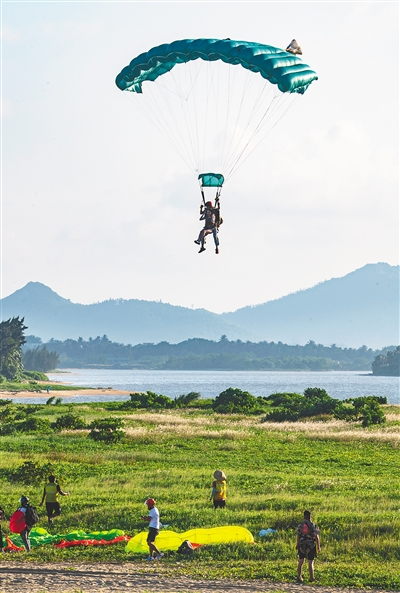 空中跳伞展英姿