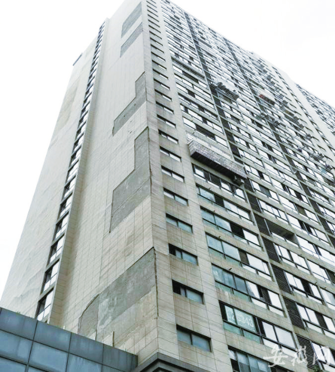 合肥江南新里程小区多栋楼外墙保温层脱落 业主称维修进度缓慢