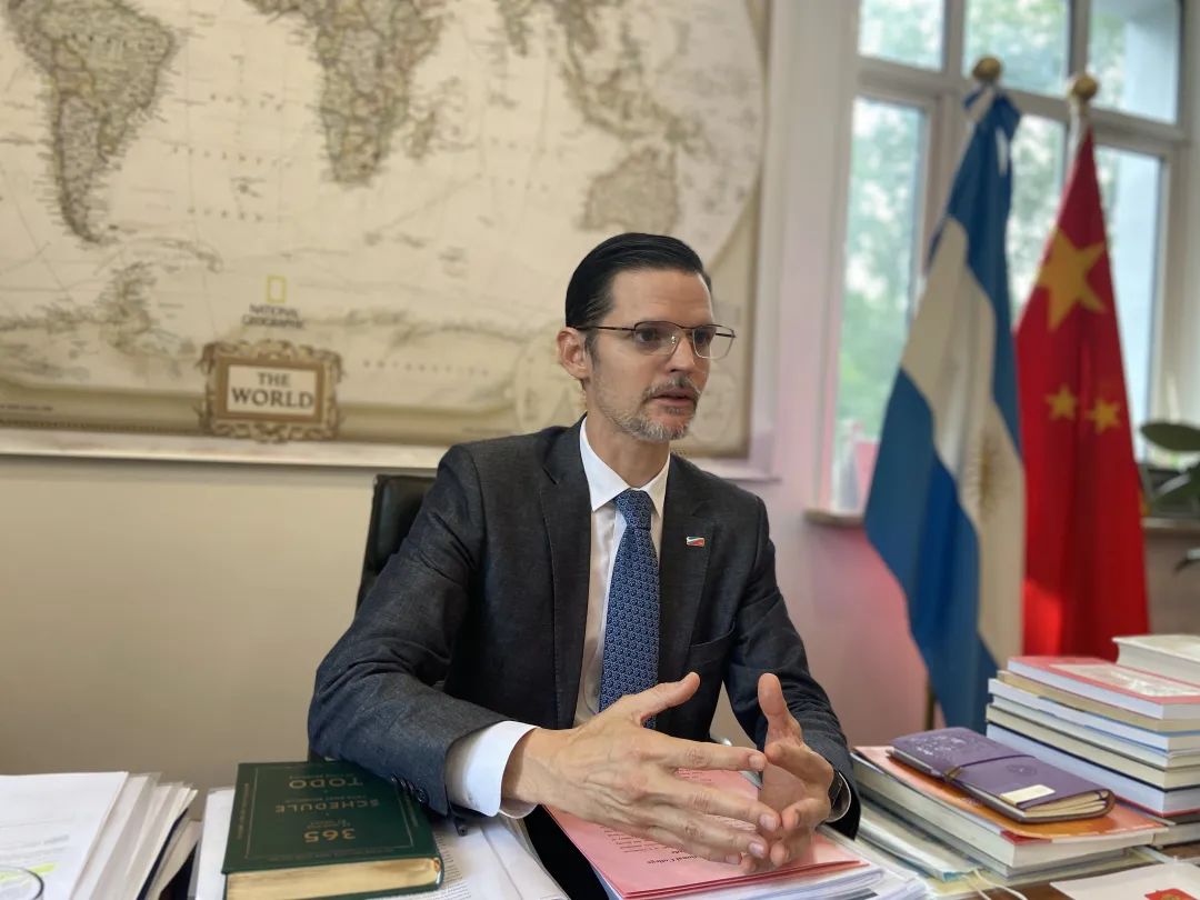 贝宁总统正谈到中国,却遭主持人插话指责,总统犀利回怼!