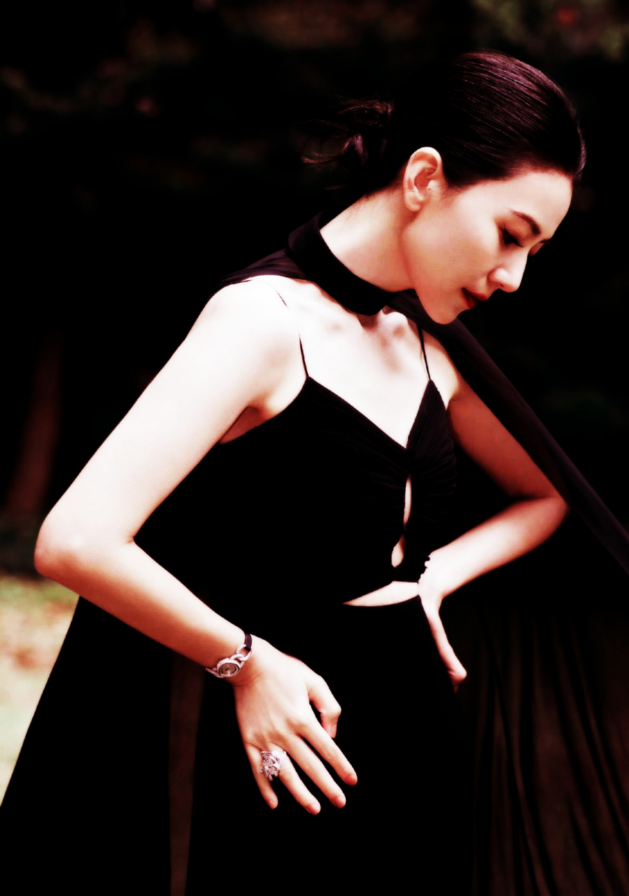 高圆圆的黑色风衣太酷了!