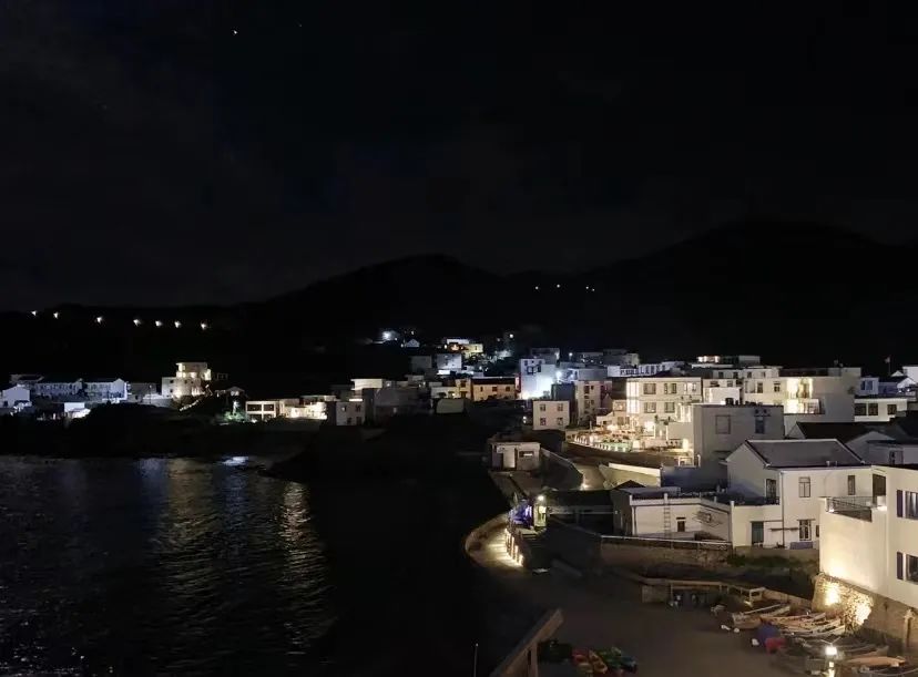 花鸟岛的夜晚,他拍了3000多张灯塔之光