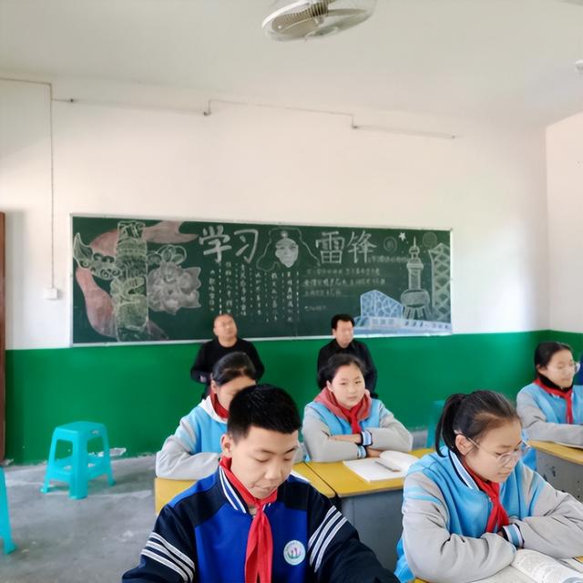 随县小林镇党委书记宫英堂深入小林镇中心学校听课调研