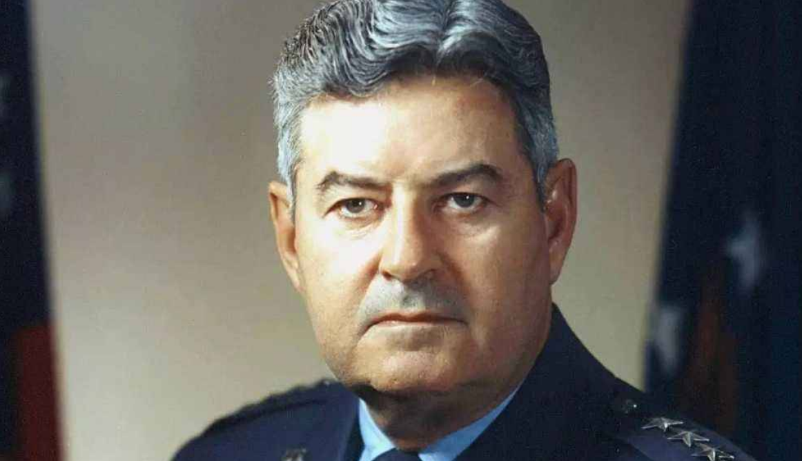 比原子弹还可怕的"李梅火攻",东京曾被轰炸机投下上千吨燃烧弹