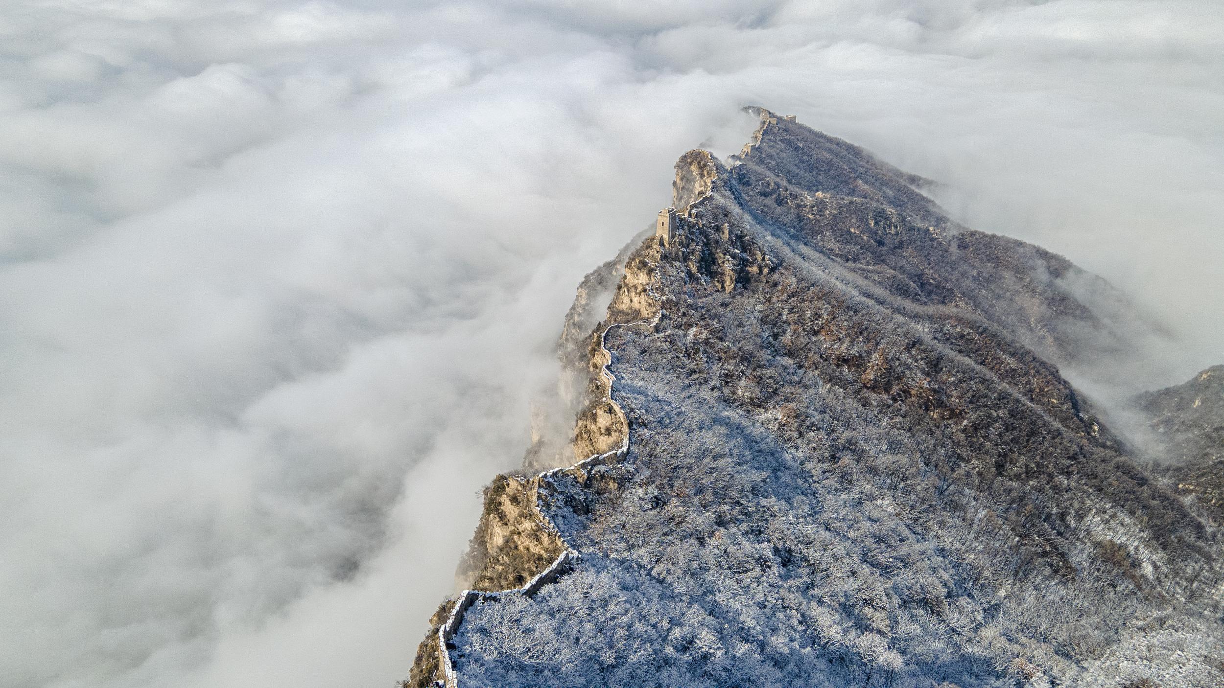 北京:雪后司马台长城现云海雾凇