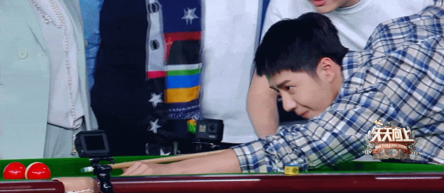 王一博的运动天赋真的很神奇,没接触过台球,却打出了一杠四洞.