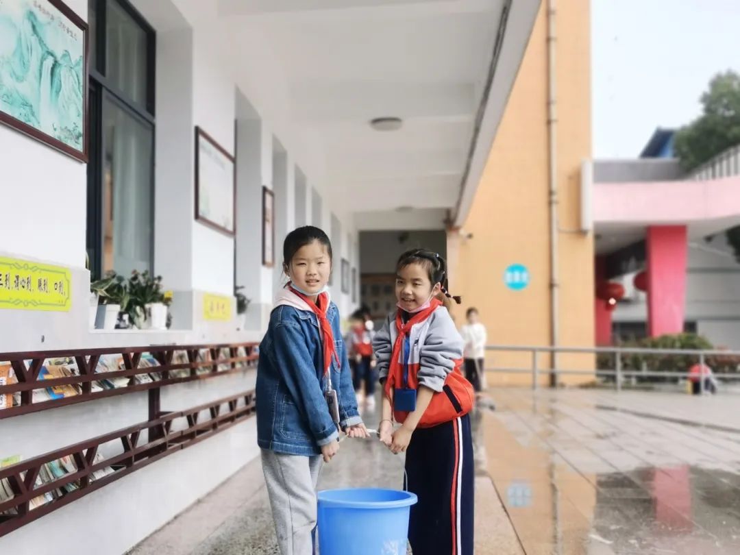 开福区三角塘小学的孩子们带着笑容,整齐有序地走进校园.