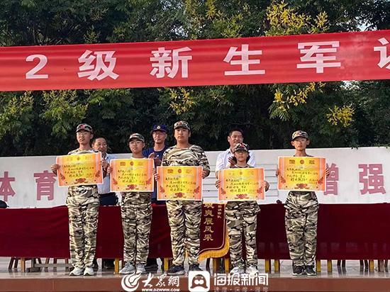 潍坊滨海三中七年级新生军训汇演圆满结束