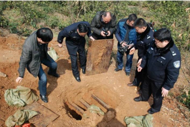 警方在农家仓库挖出不能示人宝物,调查后竟牵出惊天大案